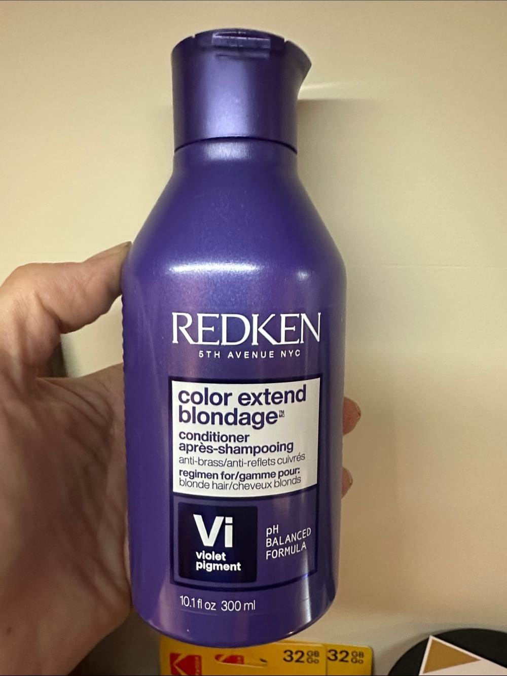 Redken Violet Color Extend Blondage Conditioner - Purple Bottle - Picture 1 of 3